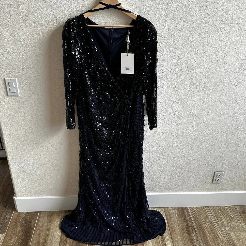 Mac Duggal Sequin Mesh Overlay V-neck Gown in Midnight Blue - Size 20 - Gorgeous - Picture 5 of 9